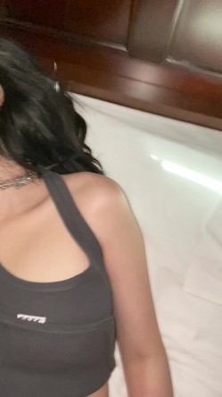 【S级泄密】抖音小红书高颜值美妆网红「小小舒」被男主流出于网上，抖音大号卖了小号断更，小红书还在更新，可以视奸，感觉是醉酒之后拍的 截图9