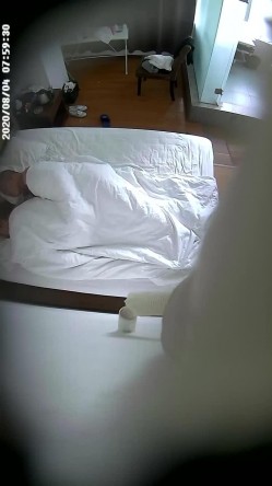 上帝视角真实记录情侣PK偸情~各种反差小贱人中年熟女开房滚床单~刚射完歇一小会又搞起来 截图14
