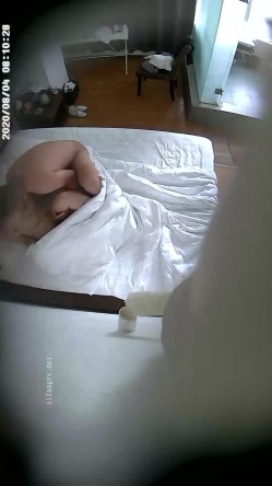 上帝视角真实记录情侣PK偸情~各种反差小贱人中年熟女开房滚床单~刚射完歇一小会又搞起来 截图16