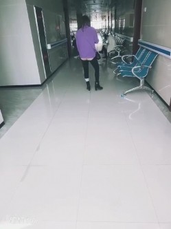 医院B超室对面，被兔兔口硬的肉棍实在硬的难受，扒下兔兔裤袜，握着枪杆就往湿漉漉的蜜穴里怼，疯狂谁能比？ 截图1
