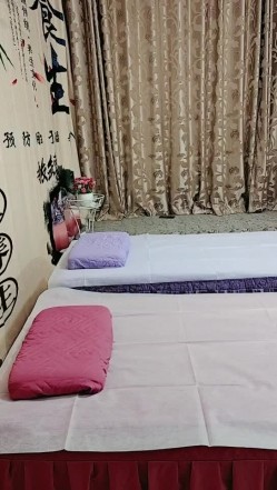 养生馆里的激情5P，两少妇享受两个小哥的精油按摩旁边闺蜜帮忙揉奶，扒光了被小哥抠逼，床上床下多体位爆草 截图1