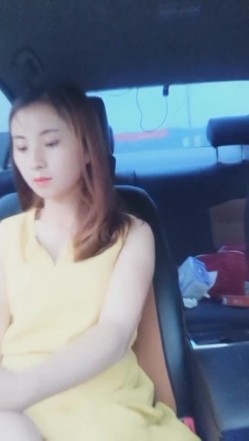 颜值不错少妇户外车震双人啪啪 口交后座骑乘抽插自摸逼逼 截图16