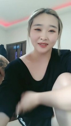 小骚逼的口活培训，全程露脸跟狼友撩骚，舔弄假阳具后给纹身小哥激情口交，直接射嘴里吞精，让小哥舔逼菊花 截图12