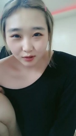 小骚逼的口活培训，全程露脸跟狼友撩骚，舔弄假阳具后给纹身小哥激情口交，直接射嘴里吞精，让小哥舔逼菊花 截图13