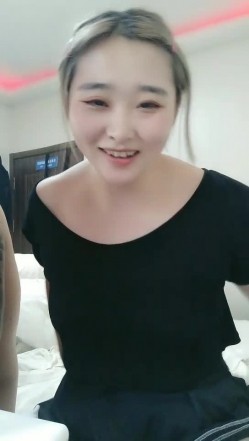 小骚逼的口活培训，全程露脸跟狼友撩骚，舔弄假阳具后给纹身小哥激情口交，直接射嘴里吞精，让小哥舔逼菊花 截图14