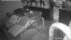 黑客破解理发店监控偷拍 ️少妇老板娘给光头佬洗头吹箫直接坐上鸡巴给他泄火 截图1