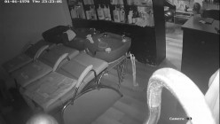 黑客破解理发店监控偷拍 ️少妇老板娘给光头佬洗头吹箫直接坐上鸡巴给他泄火 截图3