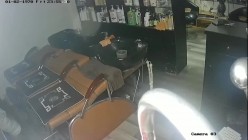 黑客破解理发店监控偷拍 ️少妇老板娘给光头佬洗头吹箫直接坐上鸡巴给他泄火 截图5