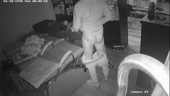 黑客破解理发店监控偷拍 ️少妇老板娘给光头佬洗头吹箫直接坐上鸡巴给他泄火 截图6
