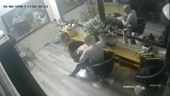 黑客破解理发店监控偷拍 ️少妇老板娘给光头佬洗头吹箫直接坐上鸡巴给他泄火 截图8
