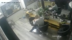 黑客破解理发店监控偷拍 ️少妇老板娘给光头佬洗头吹箫直接坐上鸡巴给他泄火 截图9