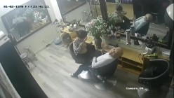 黑客破解理发店监控偷拍 ️少妇老板娘给光头佬洗头吹箫直接坐上鸡巴给他泄火 截图10