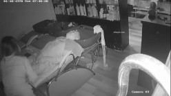 黑客破解理发店监控偷拍 ️少妇老板娘给光头佬洗头吹箫直接坐上鸡巴给他泄火 截图12