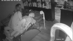黑客破解理发店监控偷拍 ️少妇老板娘给光头佬洗头吹箫直接坐上鸡巴给他泄火 截图13