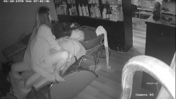 黑客破解理发店监控偷拍 ️少妇老板娘给光头佬洗头吹箫直接坐上鸡巴给他泄火 截图14
