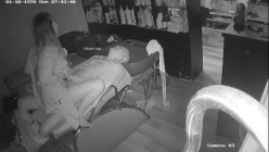 黑客破解理发店监控偷拍 ️少妇老板娘给光头佬洗头吹箫直接坐上鸡巴给他泄火 截图15