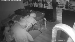 黑客破解理发店监控偷拍 ️少妇老板娘给光头佬洗头吹箫直接坐上鸡巴给他泄火 截图16