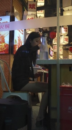 文和友偷拍 ️超短裙美女吃火锅..屁股直接露在外面..跟进店里拍裙底这性感屁股蛋真想摸一把 截图1