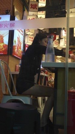文和友偷拍 ️超短裙美女吃火锅..屁股直接露在外面..跟进店里拍裙底这性感屁股蛋真想摸一把 截图2