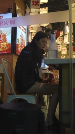 文和友偷拍 ️超短裙美女吃火锅..屁股直接露在外面..跟进店里拍裙底这性感屁股蛋真想摸一把 截图3