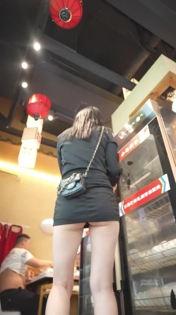 文和友偷拍 ️超短裙美女吃火锅..屁股直接露在外面..跟进店里拍裙底这性感屁股蛋真想摸一把 截图9
