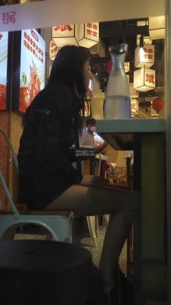 文和友偷拍 ️超短裙美女吃火锅..屁股直接露在外面..跟进店里拍裙底这性感屁股蛋真想摸一把 截图15