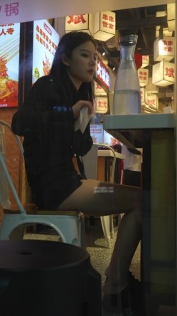 文和友偷拍 ️超短裙美女吃火锅..屁股直接露在外面..跟进店里拍裙底这性感屁股蛋真想摸一把 截图16