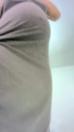 快要生产的骚逼孕妇，露脸深夜也骚着呢，跟狼友互动揉捏大奶子，自慰骚逼特写给狼友看，淫水不少厕所尿尿 截图4