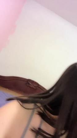 快要生产的骚逼孕妇，露脸深夜也骚着呢，跟狼友互动揉捏大奶子，自慰骚逼特写给狼友看，淫水不少厕所尿尿 截图8