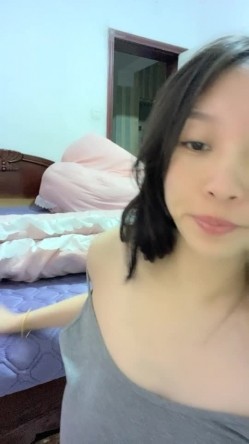 快要生产的骚逼孕妇，露脸深夜也骚着呢，跟狼友互动揉捏大奶子，自慰骚逼特写给狼友看，淫水不少厕所尿尿 截图11