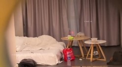 电竞酒店服务员隔门偷拍眼镜男把明星颜值靓妹抱起来站着操 截图1