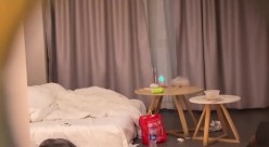 电竞酒店服务员隔门偷拍眼镜男把明星颜值靓妹抱起来站着操 截图2