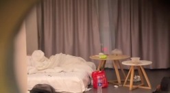电竞酒店服务员隔门偷拍眼镜男把明星颜值靓妹抱起来站着操 截图3