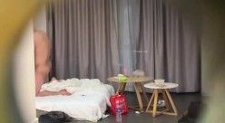 电竞酒店服务员隔门偷拍眼镜男把明星颜值靓妹抱起来站着操 截图5