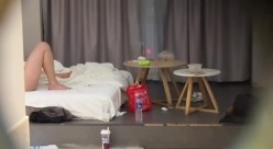 电竞酒店服务员隔门偷拍眼镜男把明星颜值靓妹抱起来站着操 截图6
