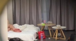 电竞酒店服务员隔门偷拍眼镜男把明星颜值靓妹抱起来站着操 截图7