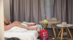 电竞酒店服务员隔门偷拍眼镜男把明星颜值靓妹抱起来站着操 截图8
