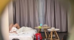 电竞酒店服务员隔门偷拍眼镜男把明星颜值靓妹抱起来站着操 截图9