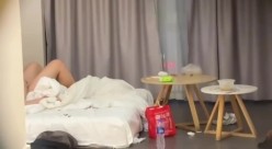 电竞酒店服务员隔门偷拍眼镜男把明星颜值靓妹抱起来站着操 截图10