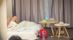 电竞酒店服务员隔门偷拍眼镜男把明星颜值靓妹抱起来站着操 截图11
