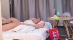 电竞酒店服务员隔门偷拍眼镜男把明星颜值靓妹抱起来站着操 截图15