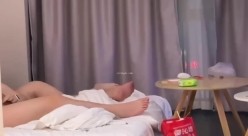 电竞酒店服务员隔门偷拍眼镜男把明星颜值靓妹抱起来站着操 截图16