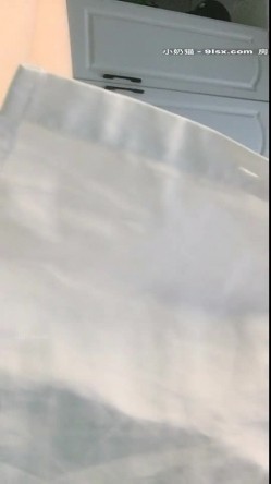 萝莉美少女 小完具 ，‘不行，插不进去，不是我下面已经湿啦，肉棒真的太大了没办法插’，只能用手插了，很爽，阴毛很多！ 截图3