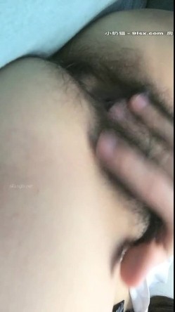萝莉美少女 小完具 ，‘不行，插不进去，不是我下面已经湿啦，肉棒真的太大了没办法插’，只能用手插了，很爽，阴毛很多！ 截图4