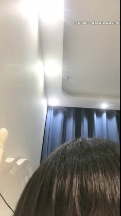 萝莉美少女 小完具 ，‘不行，插不进去，不是我下面已经湿啦，肉棒真的太大了没办法插’，只能用手插了，很爽，阴毛很多！ 截图7