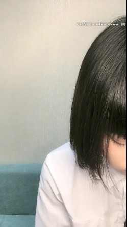 萝莉美少女 小完具 ，‘不行，插不进去，不是我下面已经湿啦，肉棒真的太大了没办法插’，只能用手插了，很爽，阴毛很多！ 截图9