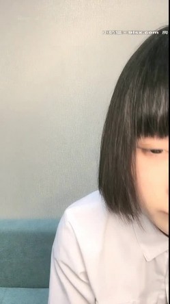 萝莉美少女 小完具 ，‘不行，插不进去，不是我下面已经湿啦，肉棒真的太大了没办法插’，只能用手插了，很爽，阴毛很多！ 截图10