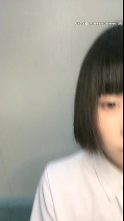 萝莉美少女 小完具 ，‘不行，插不进去，不是我下面已经湿啦，肉棒真的太大了没办法插’，只能用手插了，很爽，阴毛很多！ 截图11