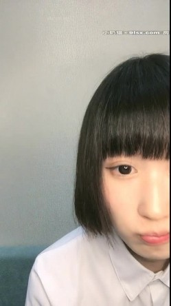 萝莉美少女 小完具 ，‘不行，插不进去，不是我下面已经湿啦，肉棒真的太大了没办法插’，只能用手插了，很爽，阴毛很多！ 截图12