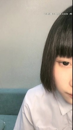 萝莉美少女 小完具 ，‘不行，插不进去，不是我下面已经湿啦，肉棒真的太大了没办法插’，只能用手插了，很爽，阴毛很多！ 截图13